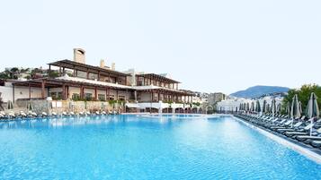 Indoor pool, 5 outdoor pools, pool umbrellas, pool loungers