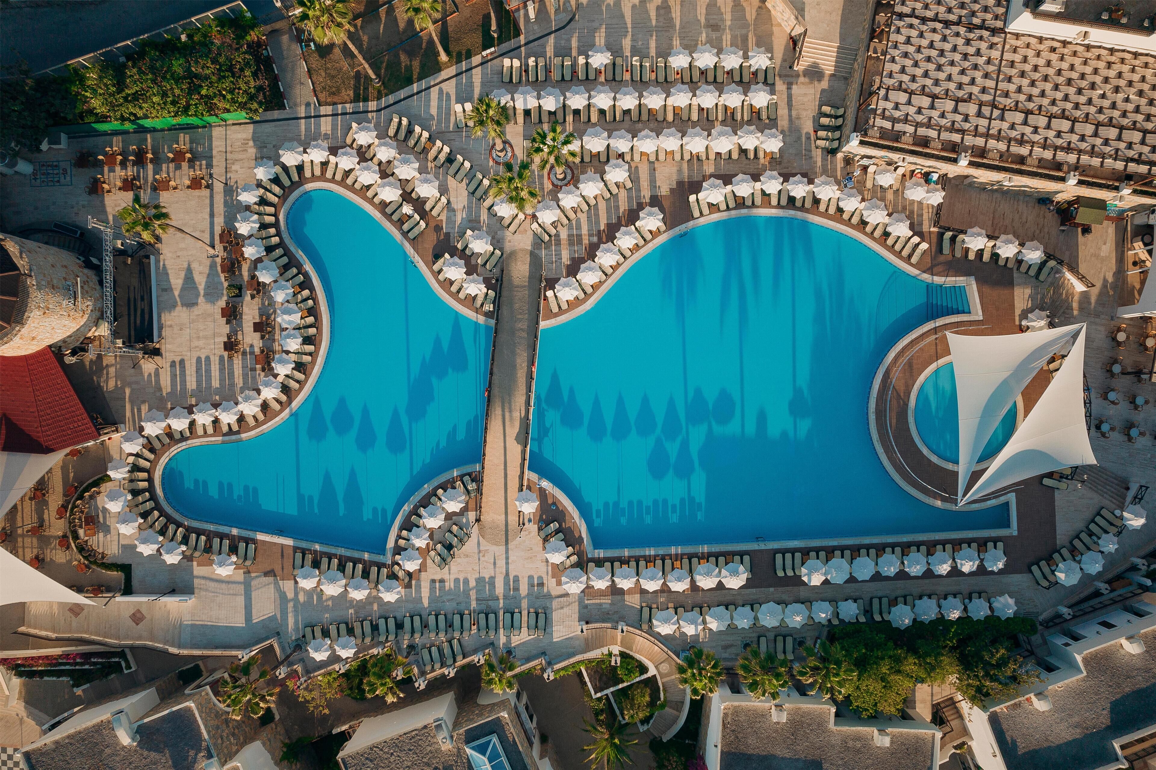 Innenpool, 5 Außenpools, Sonnenschirme, Liegestühle