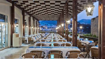 5 restaurants, breakfast, lunch, dinner served; Italian cuisine