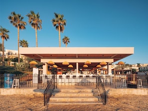 7 Bars/Lounges, 3 Poolbars, Strandbar