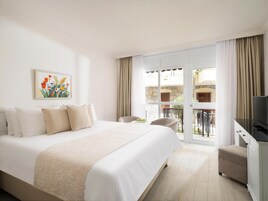 标准双人房或双床房, 阳台 | 迷你吧（备有免费物品）、客房内保险箱、办公桌、隔音