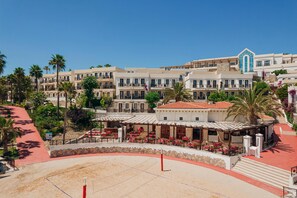 7 bars/lounges, 3 poolside bars, beach bar