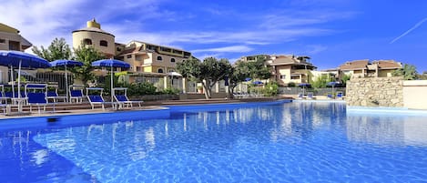 Seasonal outdoor pool, sun loungers