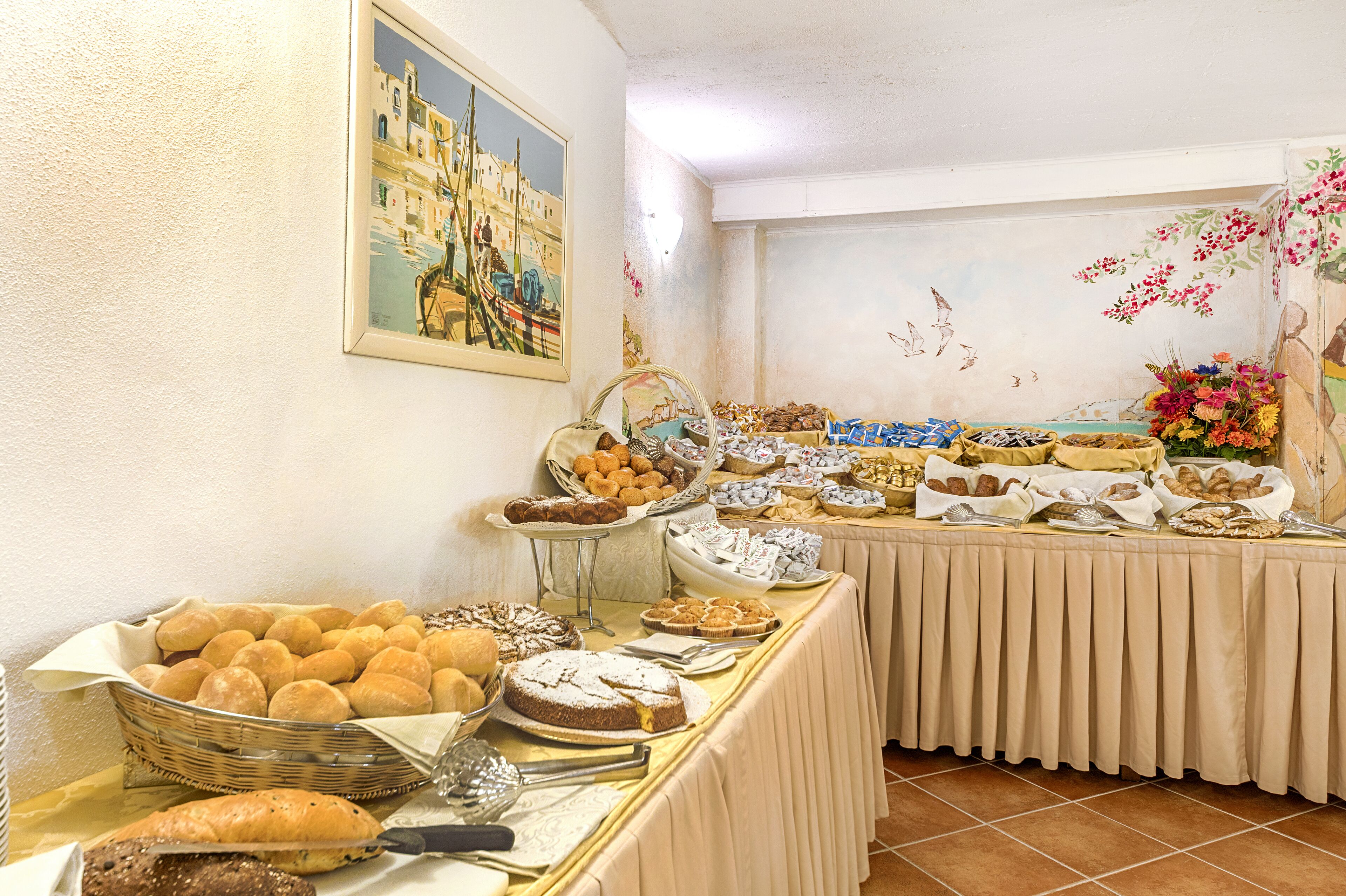Ein Buffet mit verschiedenen Backwaren und Gebäck.