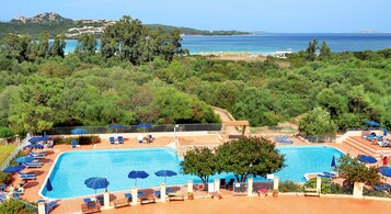 Una piscina al aire libre de temporada