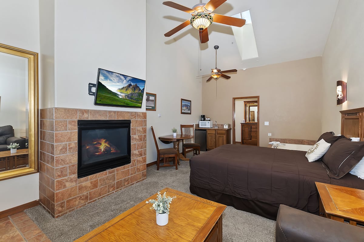 Premium Room, 1 King Bed (Spa Room) | 1 bedroom, iron/ironing board, free WiFi, bed sheets