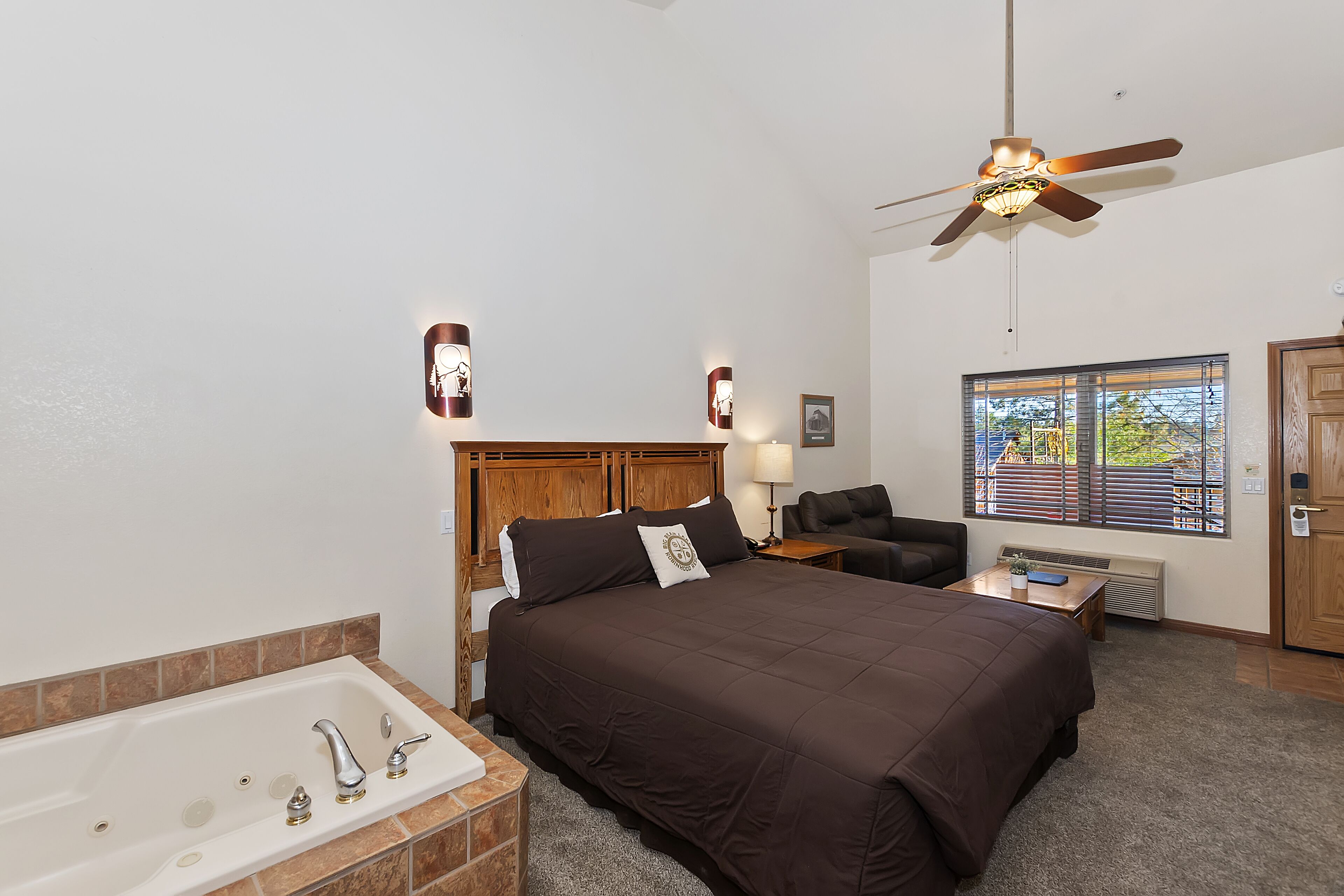 Premium kamer, 1 kingsize bed (Spa Room) | Een strijkplank/strijkijzer, gratis wifi, beddengoed