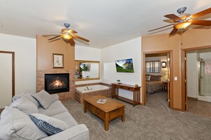 Suite Studio Premium | Coin séjour | Télévision à écran plat de 35 pouces avec chaînes par câble, télévision