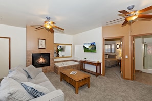 尊榮開放式套房 | 起居區 | 35-吋平面電視、有線頻道、電視、 DVD 播放機