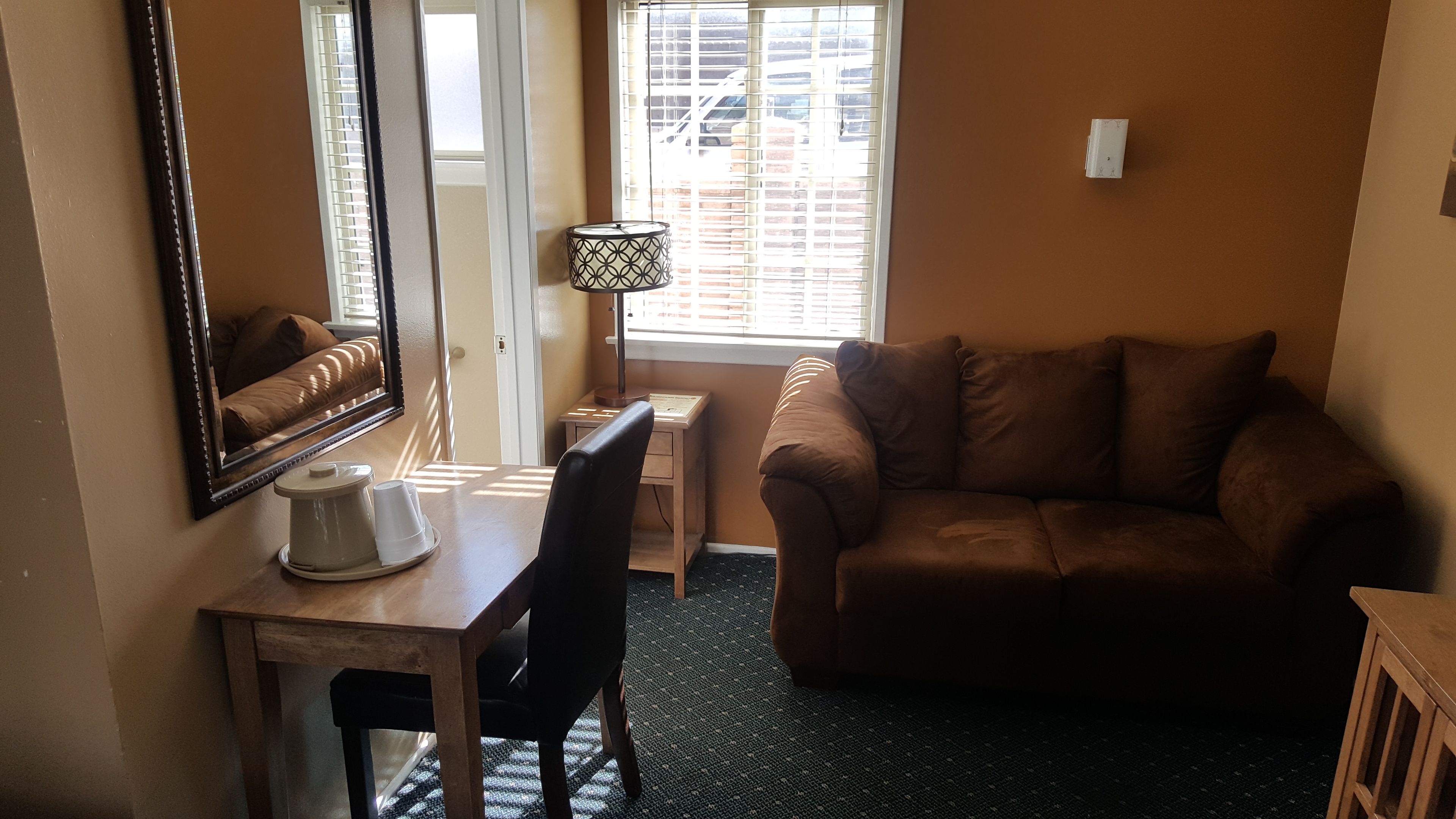 standard room, 1 queen bed | living area | 35-inch flat-screen tv with cable channels, tv, dvd player