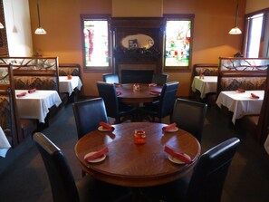 Restaurant - Robinhood Resort (Big Bear Lake)