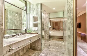 Habitación, 1 cama King size, con acceso para personas discapacitadas | Baño | Regadera, regadera tipo lluvia, amenidades de baño de diseñador