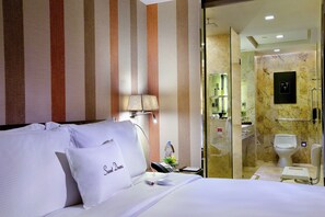 Room, 1 King Bed, Accessible | 1 bedroom, premium bedding, minibar, in-room safe - DoubleTree by Hilton Sukhumvit Bangkok (Bangkok)