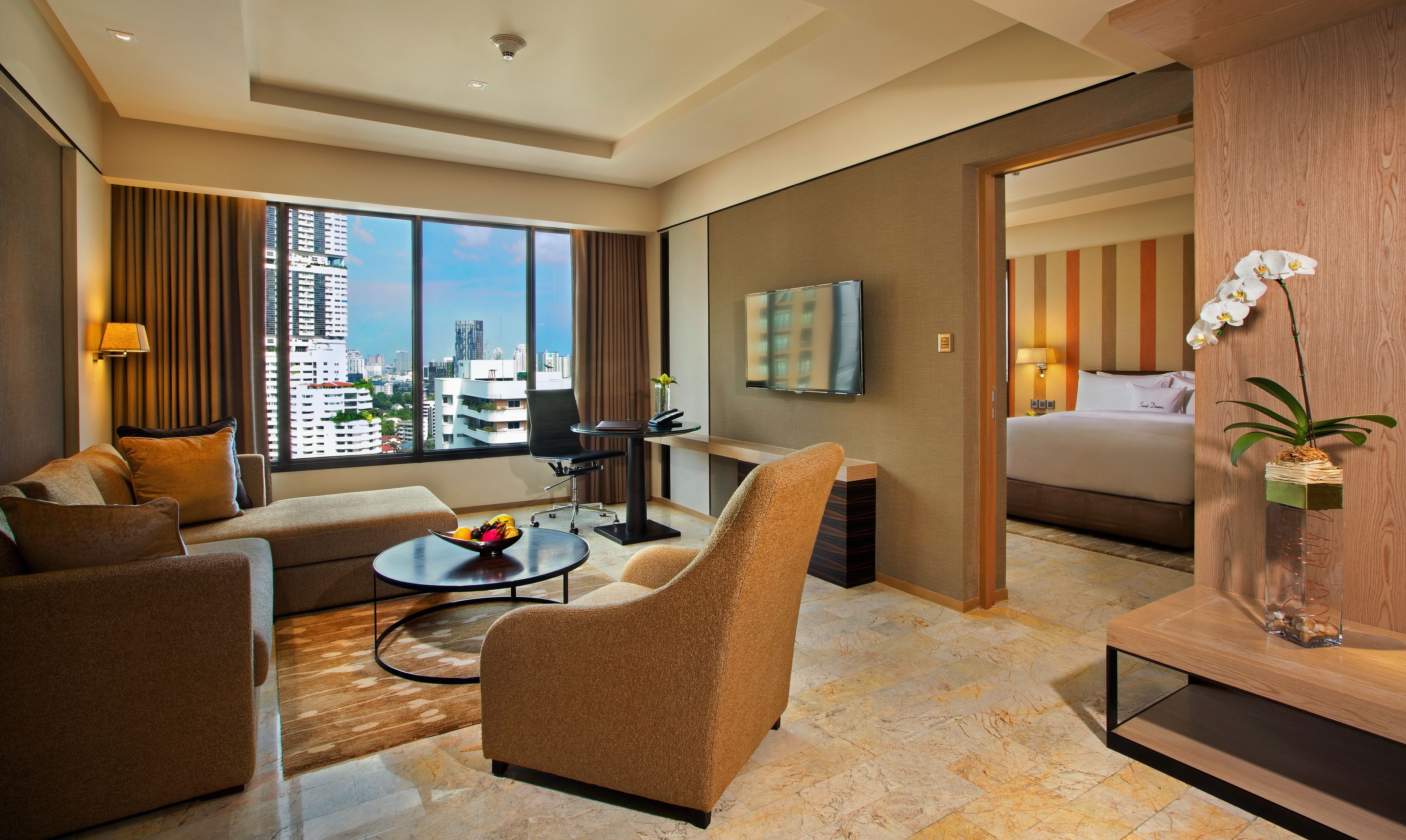 deluxe suite, 1 king bed | living area | 40-inch lcd tv with cable channels, tv, ipod dock