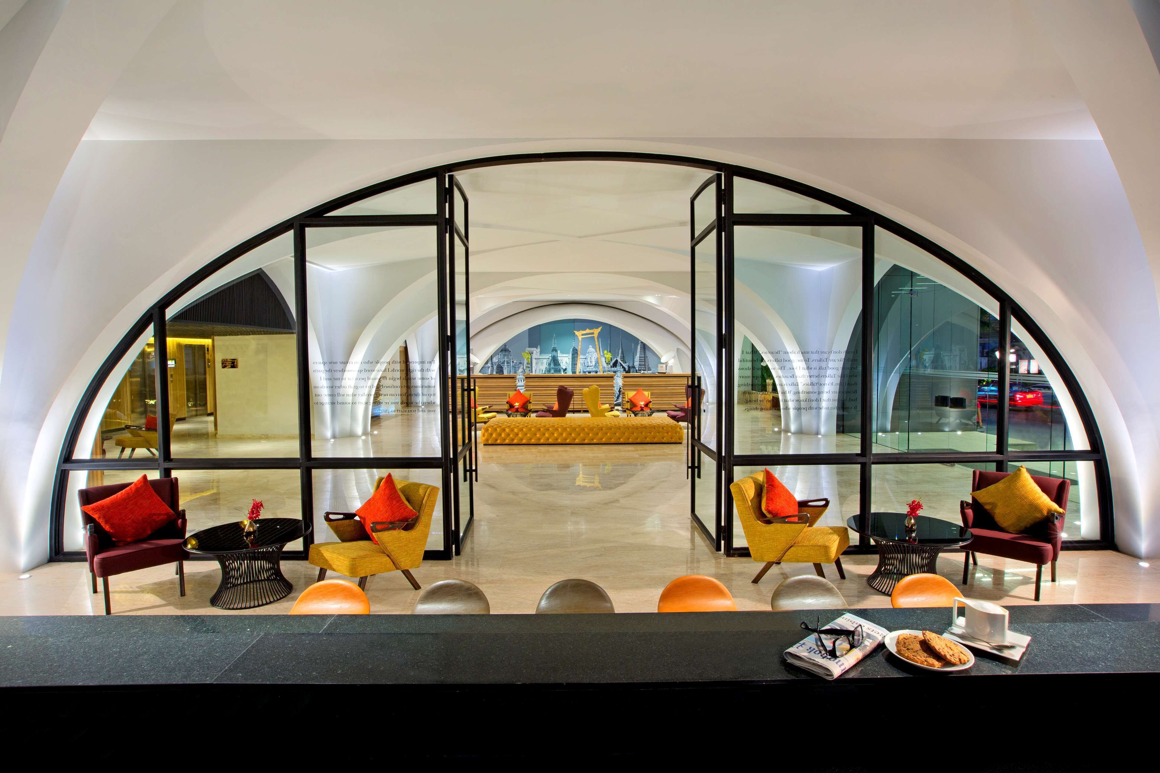 breakfast, lunch, dinner served; international cuisine