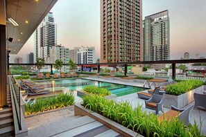 Outdoor pool, pool loungers - DoubleTree by Hilton Sukhumvit Bangkok (Bangkok)