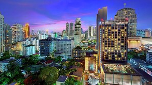 A high-rise hotel with a modern design, multiple floors, and a prominent entrance. - DoubleTree by Hilton Sukhumvit Bangkok (Bangkok)