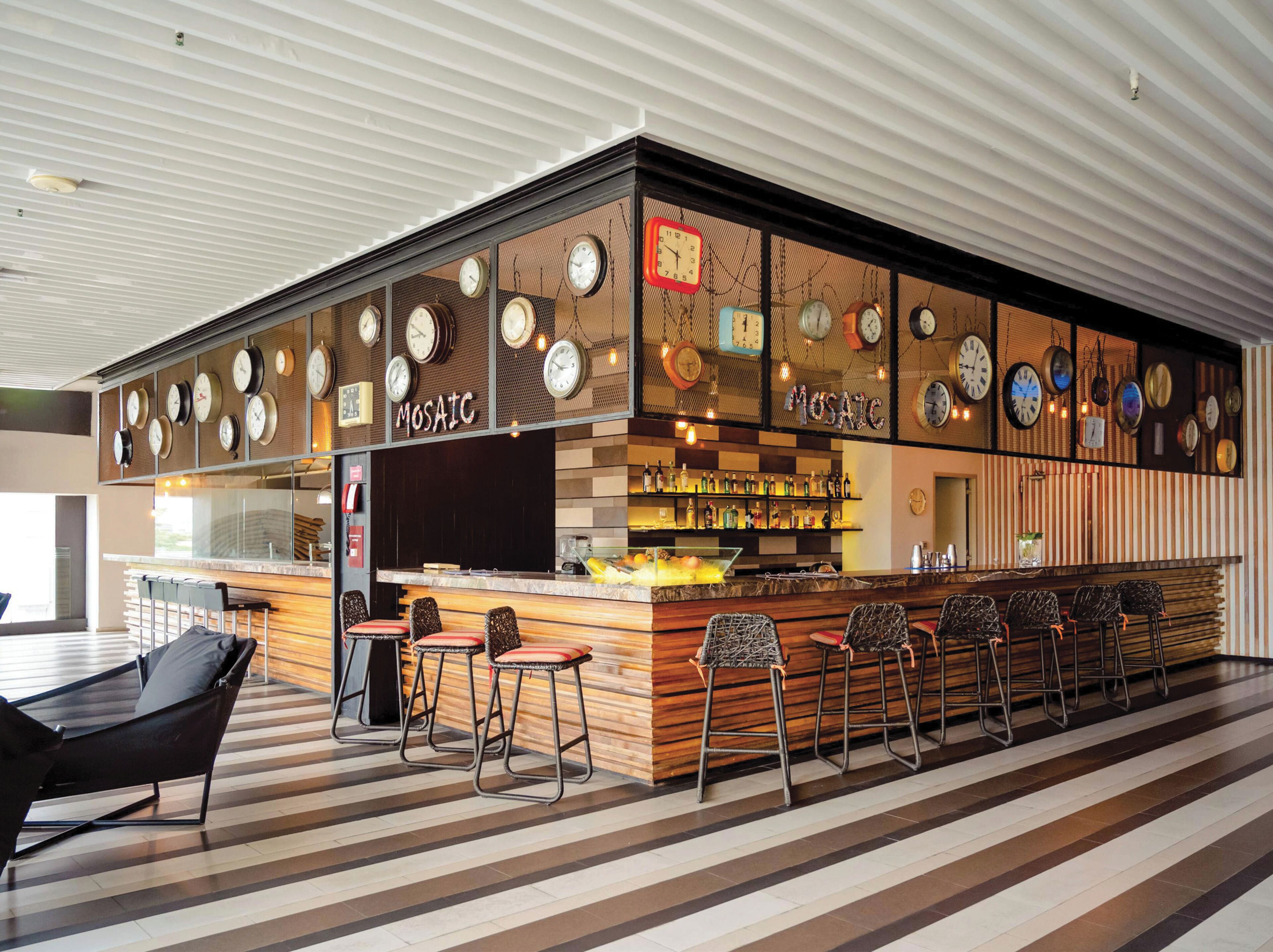 Piscine extérieure, chaises longues