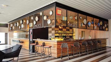 Una piscina al aire libre, sillones reclinables de piscina