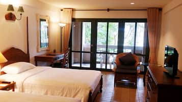 Superior Room | Minibar, in-room safe, desk, blackout drapes