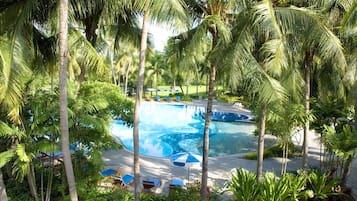 Piscine extérieure, parasols de plage