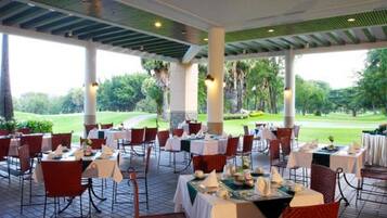 2 restaurants; breakfast, lunch and dinner served