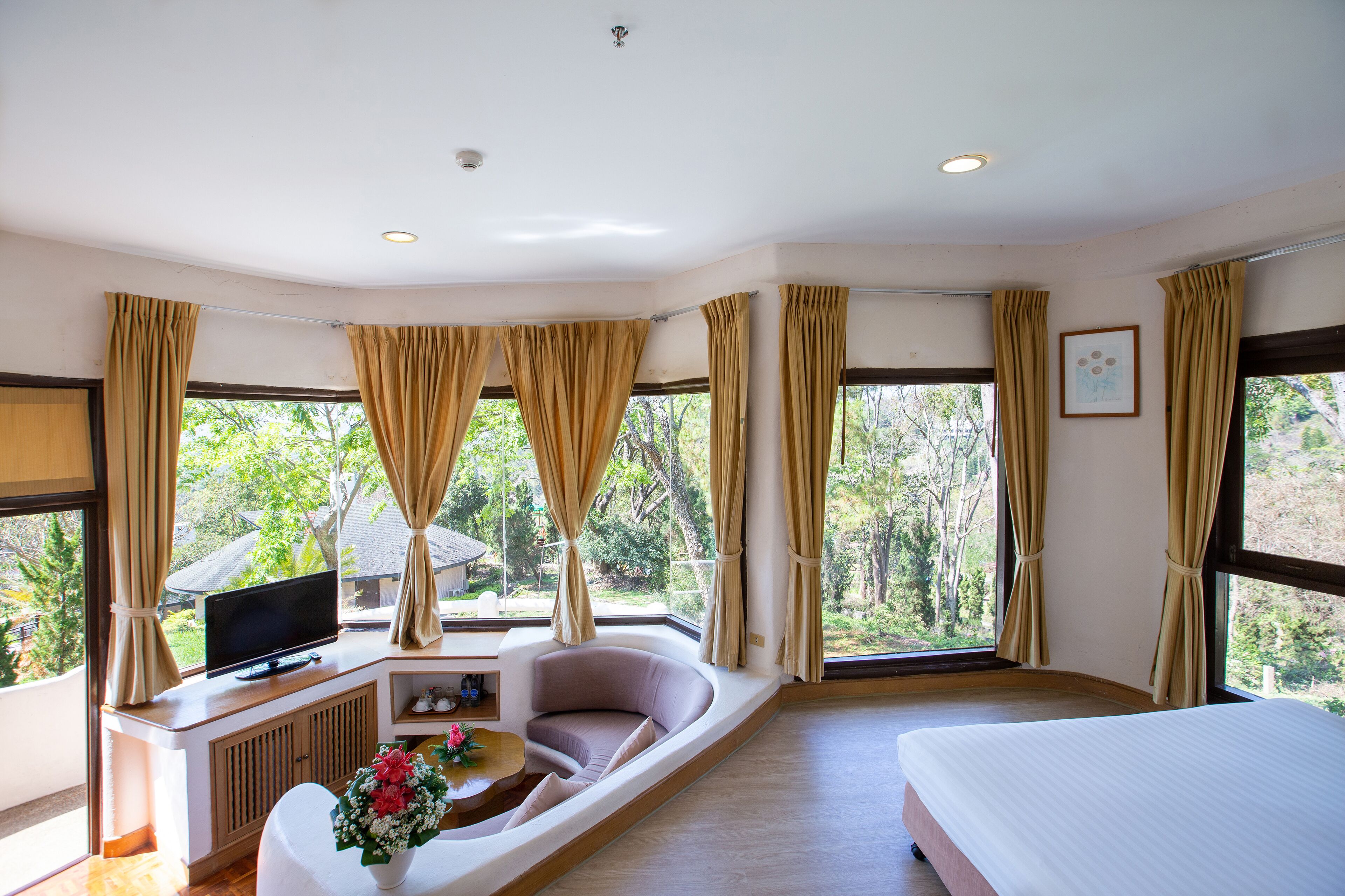 Hillside Chalet Deluxe Private with Bathtub | Premium bedding, minibar, desk, blackout drapes