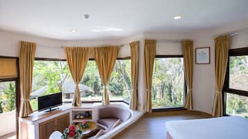 Hillside Chalet Deluxe Private with Bathtub | Premium bedding, minibar, desk, blackout drapes