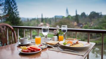Petit déjeuner buffet (300 THB par personne)