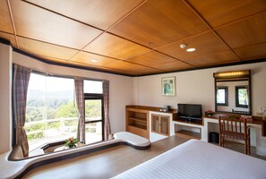 Habitación superior, vistas al jardín | 1 dormitorio, ropa de cama de alta calidad, minibar y escritorio