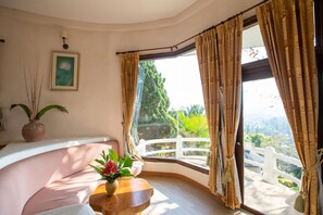 Deluxe Cottage, Garden View | Premium bedding, minibar, desk, blackout drapes