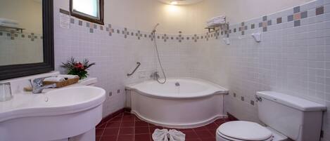 Ein Badezimmer mit Waschbecken, Toilette und Badewanne.