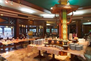 Petit déjeuner et dßner servis sur place