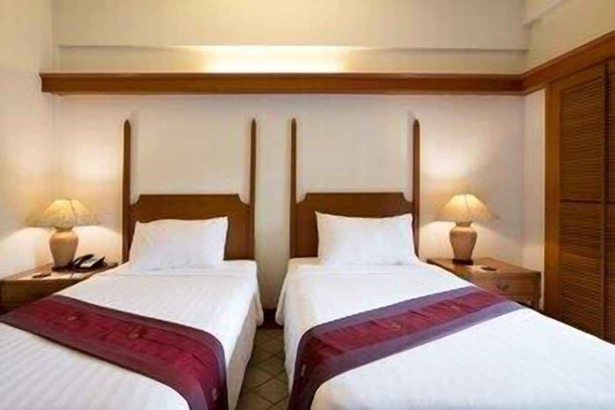 Minibar, caja de seguridad en la habitación y escritorio