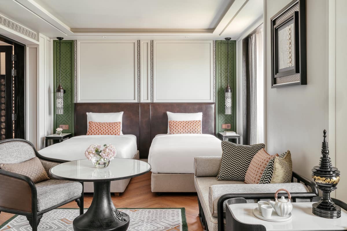 Bộ đồ giường cao cấp, minibar, két bảo mật tại phòng