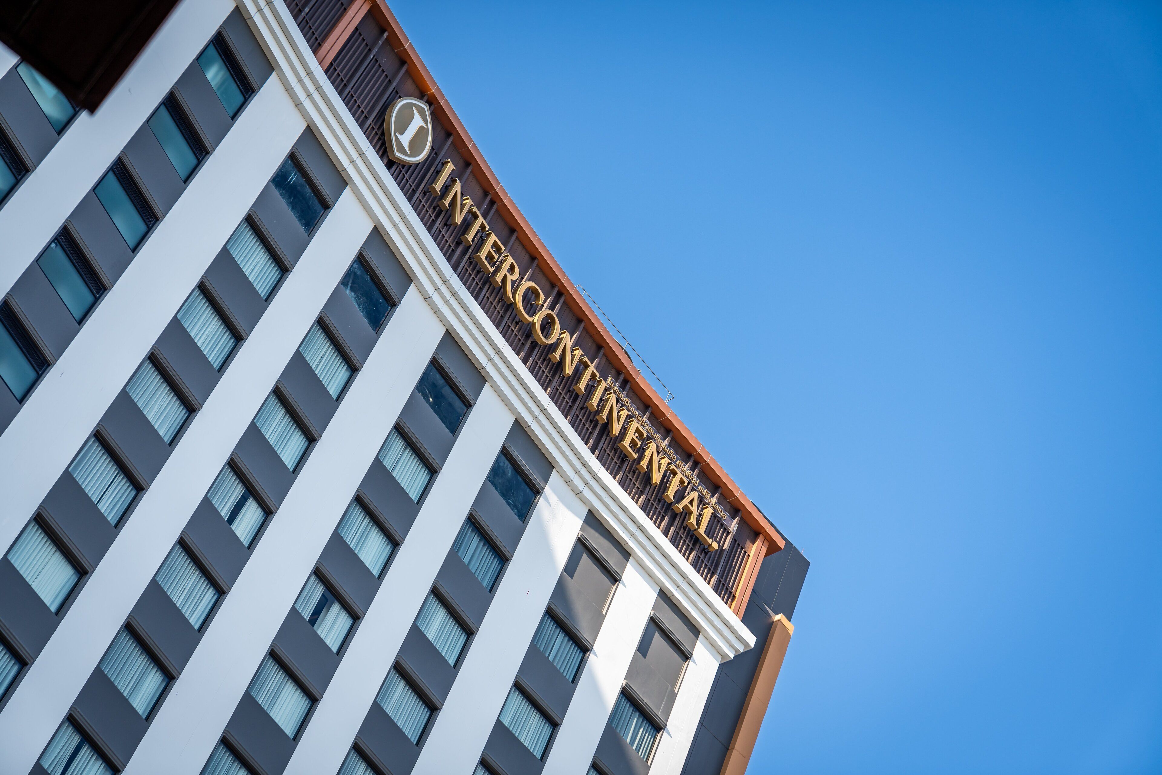Un bâtiment sur lequel on peut lire l’inscription « INTERCONTINENTAL » et qui est surmonté d’un logo.