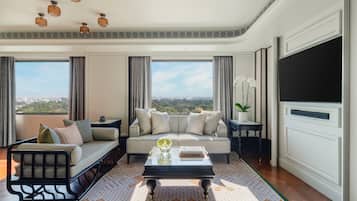 Amplia sala de estar con sofá, mesa de centro y vista a la ciudad.