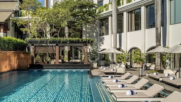 2 hồ bơi ngoài trời, dù/ô trên bãi biển/hồ bơi, ghế dài tắm nắng