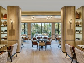 3 restaurantes; se sirven desayunos, almuerzos y cocina internacional