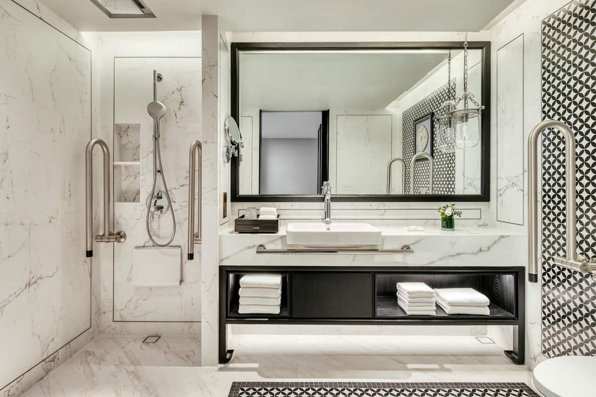 1 King Classic Accessible | Phòng tắm | Bồn tắm và buồng tắm vòi sen riêng, vòi sen phun mưa