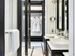 Roupas de cama premium, frigobar, cofres nos quartos