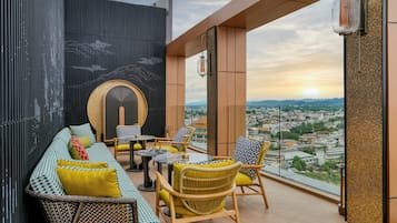 2 bars/lounges, rooftop bar, lobby lounge