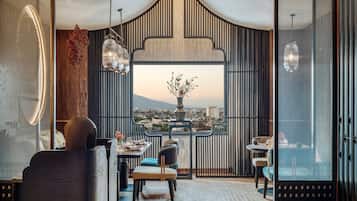2 restaurants, breakfast served
