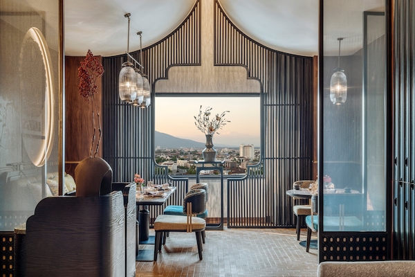 2 restaurants, breakfast served