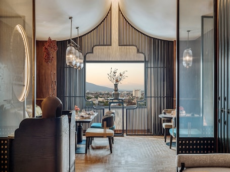 2 restaurantes, se sirve desayuno