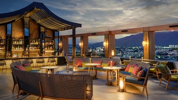 2 bares o lounges, bar en la azotea, lounge en el lobby