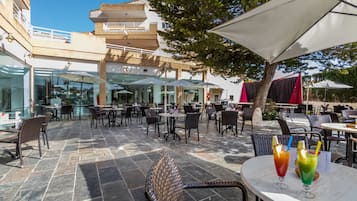 Bar en bord de piscine