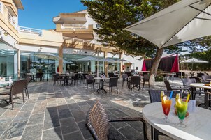 Bar junto a la piscina