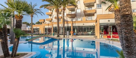 Piscina externa, guarda-sóis, espreguiçadeiras