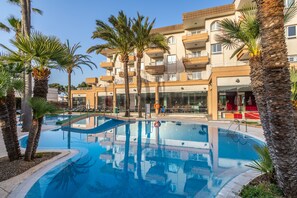 Outdoor pool, pool umbrellas, sun loungers - Illot Suites (Capdepera)